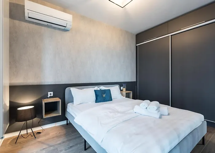 Cloud9 Noir - Modern Design בוקרשט