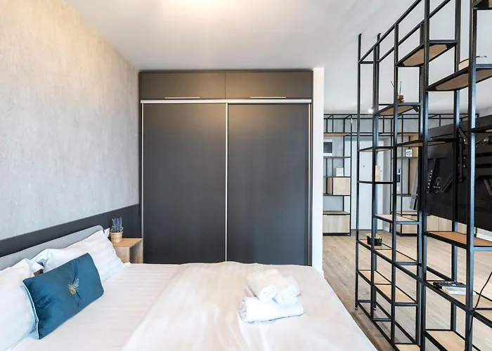 Cloud9 Noir - Modern Design Apartment